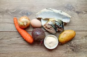 Prepare the ingredients. Wash and boil eggs, vegetables, cool and peel. If necessary, wipe the fish.