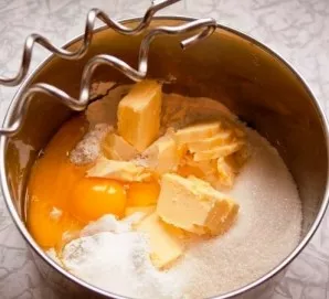 Mix flour, baking powder, eggs, vanilla sugar, sugar and butter in a saucepan. It is possible to mix by hand, but it is more effective wi...