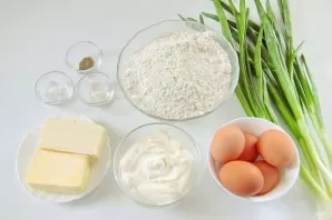 Prepare all the necessary ingredients. Boil the eggs in advance.