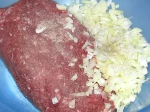 Finely chop the onion and add it to the minced meat.