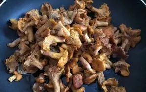 Boil the potatoes and eggs, and in the meantime fry the mushrooms in olive oil (I used chanterelles) until all the liquid evaporates.