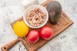 Prepare all the necessary ingredients. The salad can be collected in a ring, like mine, or served in small bowls arranged in layers.