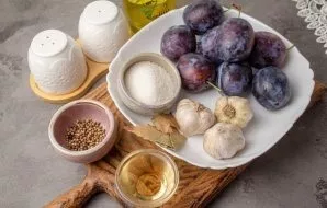 Choose plums ripe, but not too soft. Rinse and dry them.