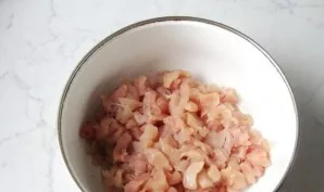 Wash the turkey fillet, dry and cut into small cubes.