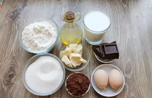 Prepare all the ingredients needed to make the chocolate cake. Melt the butter and cool it, remove the eggs and milk from the refrigerato...