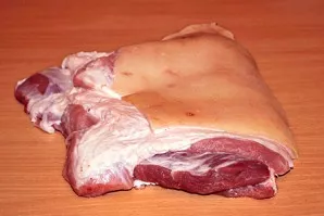 First you need to thoroughly wash the bacon, especially the skin, and dry it a little with a paper towel.