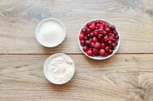 Prepare all the necessary ingredients for making cranberry kissel.