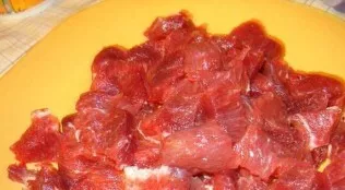 Wash off the beef, remove excess fat (if any). We chop the meat finely, about 1 x 2 centimeters (length and width of the pieces). Put in ...