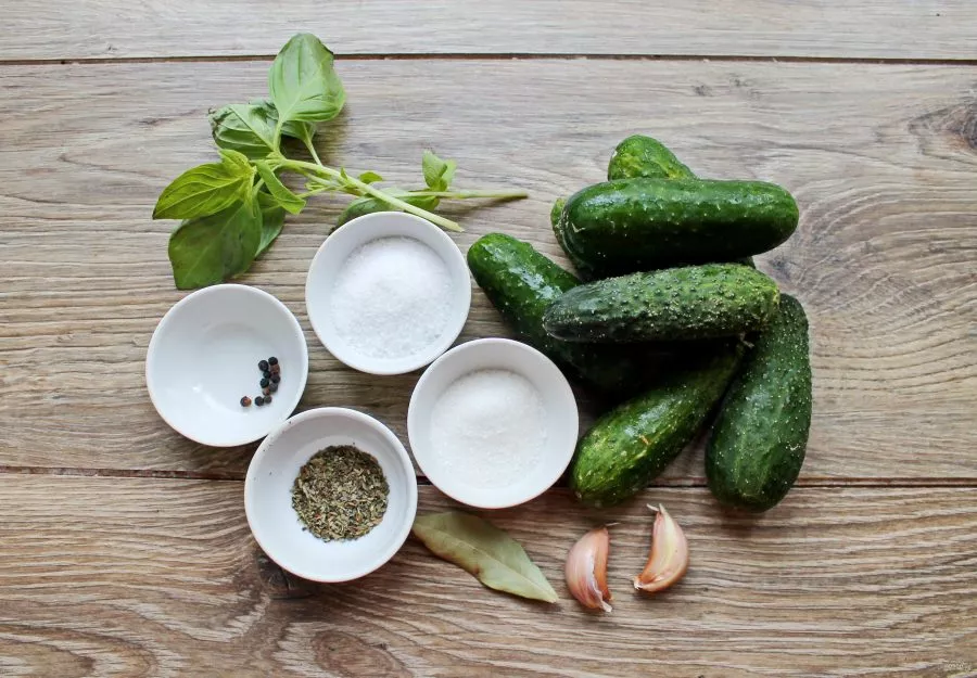 Prepare all the necessary ingredients. Wash the cucumbers thoroughly and soak them in cold water for 2 hours.