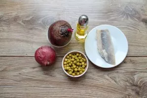 Cook the beets until tender and cool, drain the liquid completely from the peas.