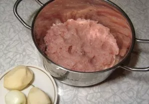 Peel potatoes and onions. Minced meat can be used already prepared (minced), but I prefer to prepare it myself, so I ground the turkey fi...
