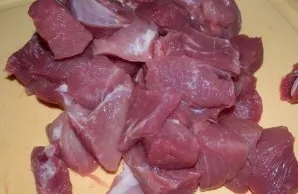 Wash the meat, remove the veins and films, cut into pieces.