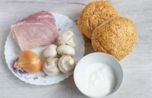 Prepare all the necessary ingredients (including salt, herbs, sauces or spices). Also prepare everything you want to add to the filling.