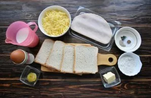 Prepare the ingredients. Grate the cheese on a coarse grater.