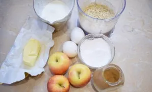 To prepare the cake, prepare all the necessary ingredients. Chop the almonds. Wash the apples.