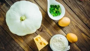 We collect all the ingredients. Wash the zucchini thoroughly, wash and greens and chop finely.