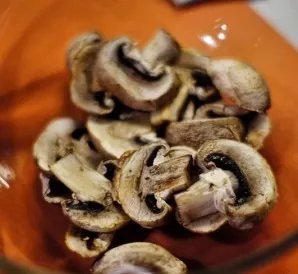 Mushrooms cut into thin slices and bake in the oven for 5-7 minutes at a temperature of 200 degrees. Mushrooms need to be slightly softened.