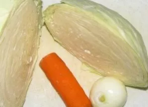 Wash 300 grams of white cabbage under cold water, peel onions and carrots.