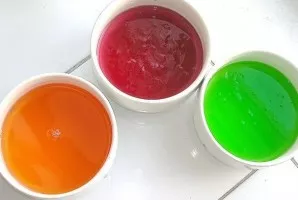 Prepare colorful jelly according to the instructions on the package.