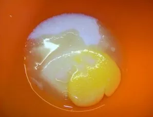 First of all, we bake a biscuit. To do this, mix the egg, salt and sugar.