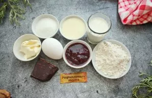 Prepare all the necessary ingredients. Pre-remove the butter and condensed milk so that they are at room temperature.
