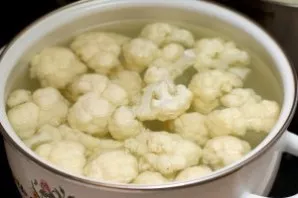 Cut the cauliflower into inflorescences and boil until tender in boiling, salted water. Cook for 7 minutes.