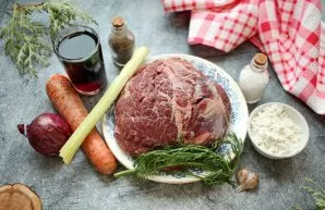 Prepare all the necessary ingredients. Wash and peel vegetables and herbs.