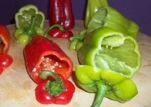 So, cut off the tops of the peppers, remove the seeds from them and thoroughly wash the vegetables under running water.