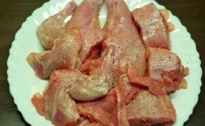 After cutting the rabbit, all the resulting pieces must be thoroughly washed and dried with a paper towel. Rub each piece thoroughly with...
