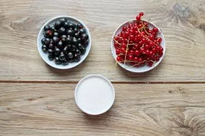 Sort out the berries, remove the twigs, rinse and dry completely.