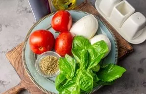 Prepare all the necessary ingredients. Rinse the tomatoes and basil.