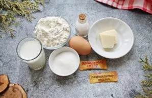 Prepare all the necessary ingredients. Pre-remove the egg and milk, melt the butter and cool.