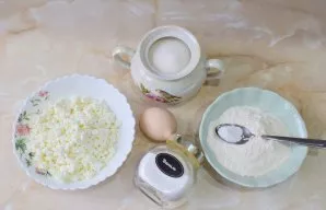 Prepare the necessary ingredients. Choose cottage cheese not very wet. To obtain a homogeneous structure, it can be rubbed through a sieve.