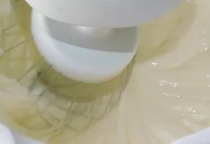 Beat the cottage cheese with icing sugar and sour cream into a homogeneous mass.