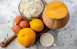 Prepare all the ingredients. Choose dry cottage cheese without excess whey.