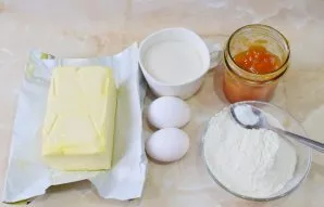 Prepare the necessary ingredients. Sift the flour through a sieve to saturate with oxygen. Remove the butter from the refrigerator in adv...