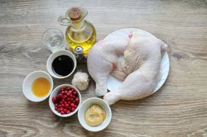 Prepare all the necessary ingredients. Rinse and dry the berries.