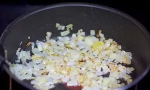 Peel the onions, chop them finely and fry in vegetable oil until golden brown.