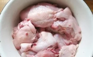 We cut the chicken into pieces, wash it well and put it in a bowl.