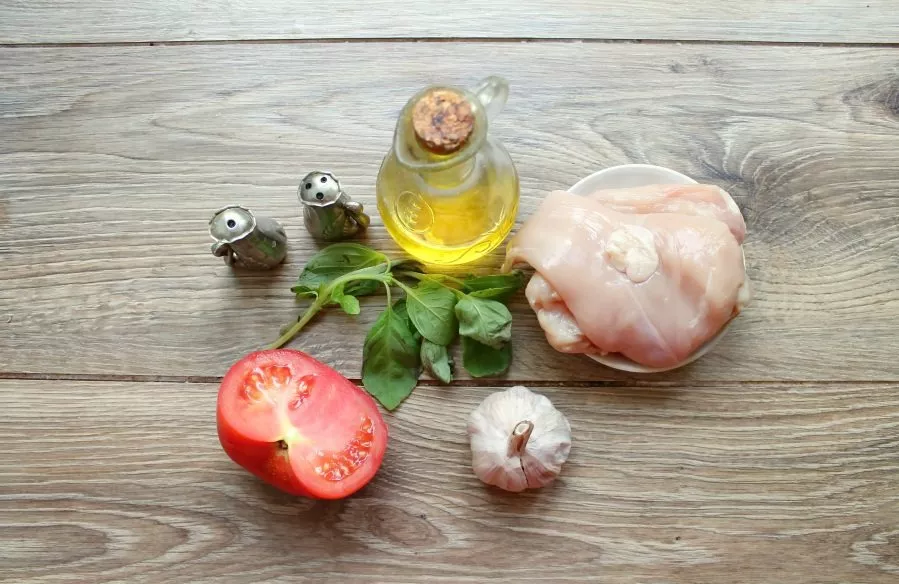 Prepare everything you need. Wash and dry the basil and tomato.