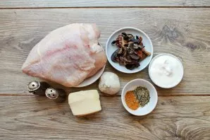 Prepare all the ingredients. Soak dried mushrooms in cold water for 5 hours.