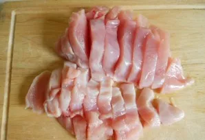 Turn on the oven at 180 degrees so that it has time to warm up until all the ingredients are ready for baking. Meanwhile, wash the chicke...