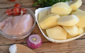 Prepare all the ingredients. Wash the potatoes and peel them.