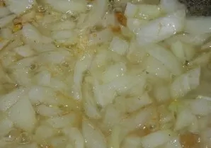 Turn on the stove, heat the boiler, add lard to it, dissolve. Peel the onion, cut into cubes and put in a container. Bake until golden.