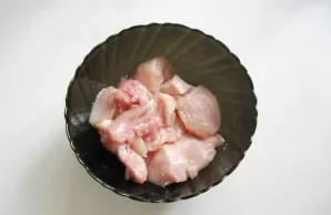 Wash the chicken fillet, dry with paper towels and cut into pieces of 3x3 cm.