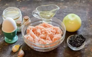 Prepare the ingredients. Minced meat is better to grind on your own, from chicken fillet or thighs.