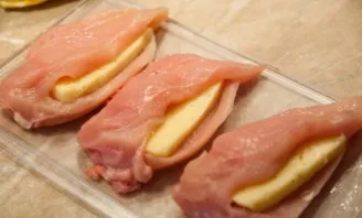 Wash and dry the chicken breast. In the middle of each breast, make a pocket and put one large slice of cheese in it.