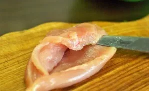 We wash the breasts well under running water, dry them with a paper towel and thus cut them in, making a basket out of the breasts.