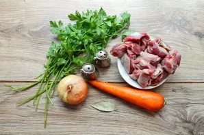 Prepare all the necessary ingredients for making chicken broth.