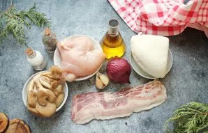 Prepare all the necessary ingredients. Sort the mushrooms, rinse and let the water drain.